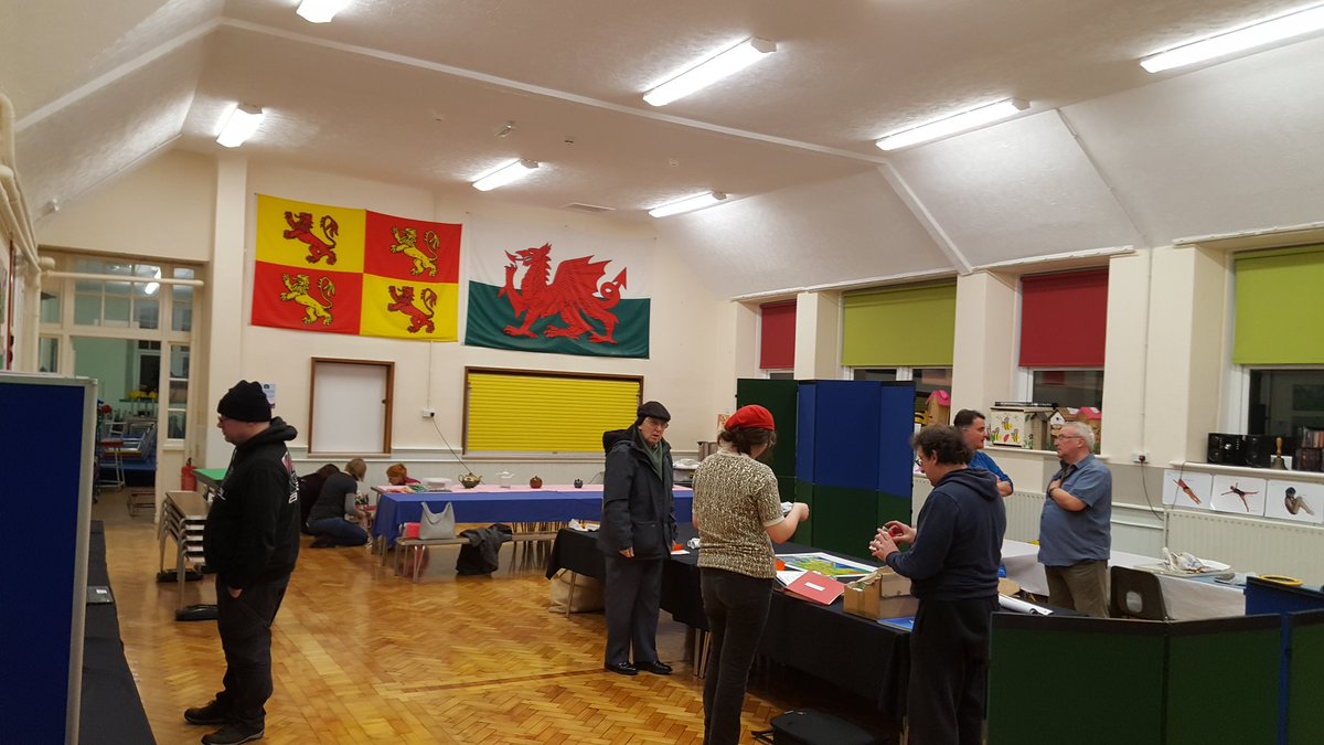 SevernWyeAdrian's tweet photo. Mae'r ystafell bron yn barod ar gyfer y digwyddiad "DeiNIolen - ddoe heddiw ac yfory"
Dewch draw i neuadd Ysgol Gwaun Gynfi unrhyw dro rhwng 10.00 a 16.00 yfory neu dydd Sul. @dyfodolgwledig @Severn_Wye @LoteriFawrCymru @BroCymru @SevernWyeDave @DavidHLlewellyn @LlechiCymru https://t.co/ydBWu9cPDc