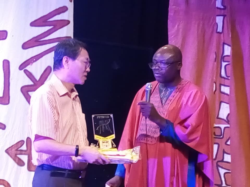 Fithebbenin's tweet photo. Cérémonie de distinction des grandes figures du théâtre béninois et du monde au Fitheb
#Culture #Wasexo #Afrique #DigitalBenin #Benin, #FITHEB2018 #team229, #fitheb
@koboudeleon @AgbokouKouassi @ACTU_BENIN_INFO @PresidenceBenin @gouvbenin https://t.co/t2b3IGbeQ2