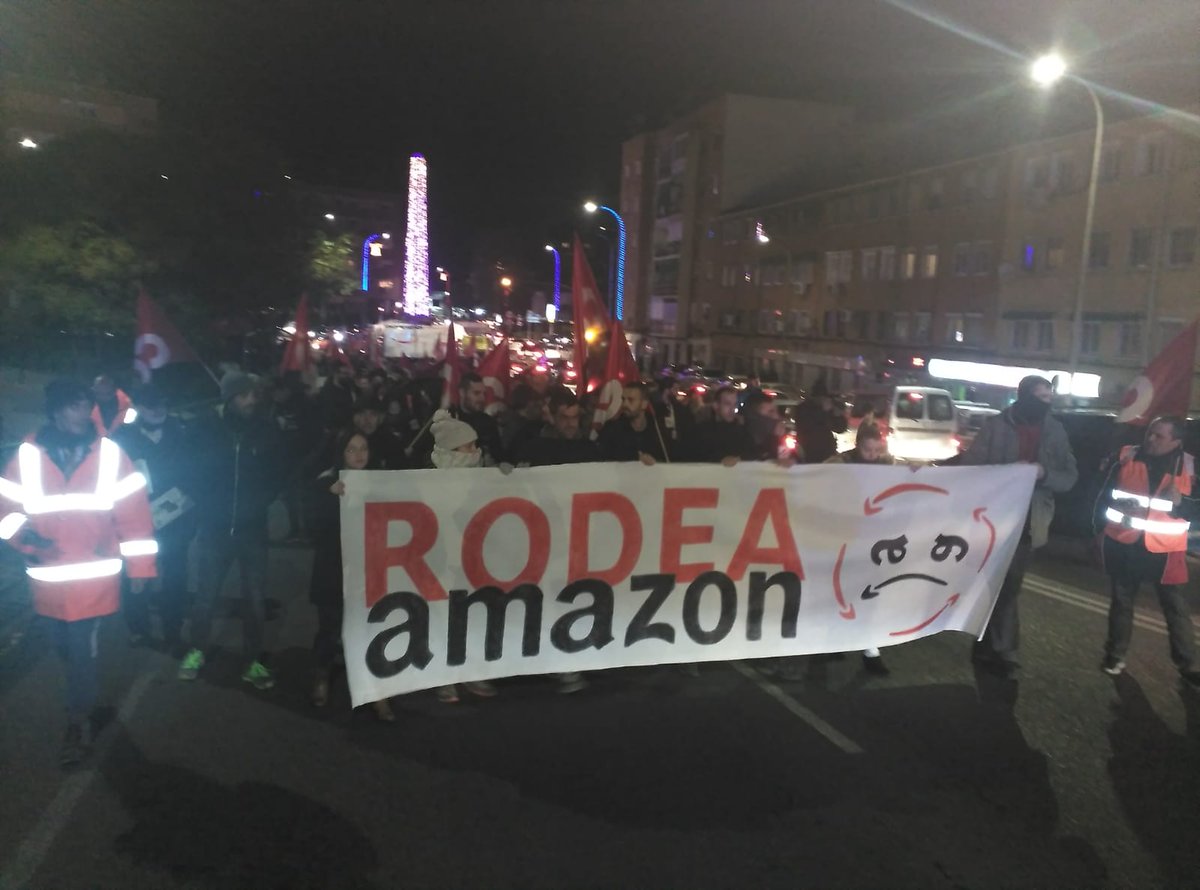 IzcaNacional's tweet photo. Esta tarde acompañando a @MadridMarchas22 @AmazonEnLucha #RodeaAmazon
Para que no sea una #BlackFriday #BlackFriday2018 para nuestros derechos, organízate y lucha.
Que viva la lucha de l@s trabajadores✊
Frente a este régimen de recortes y represión, solidaridad y República! https://t.co/sR5yExf2NW