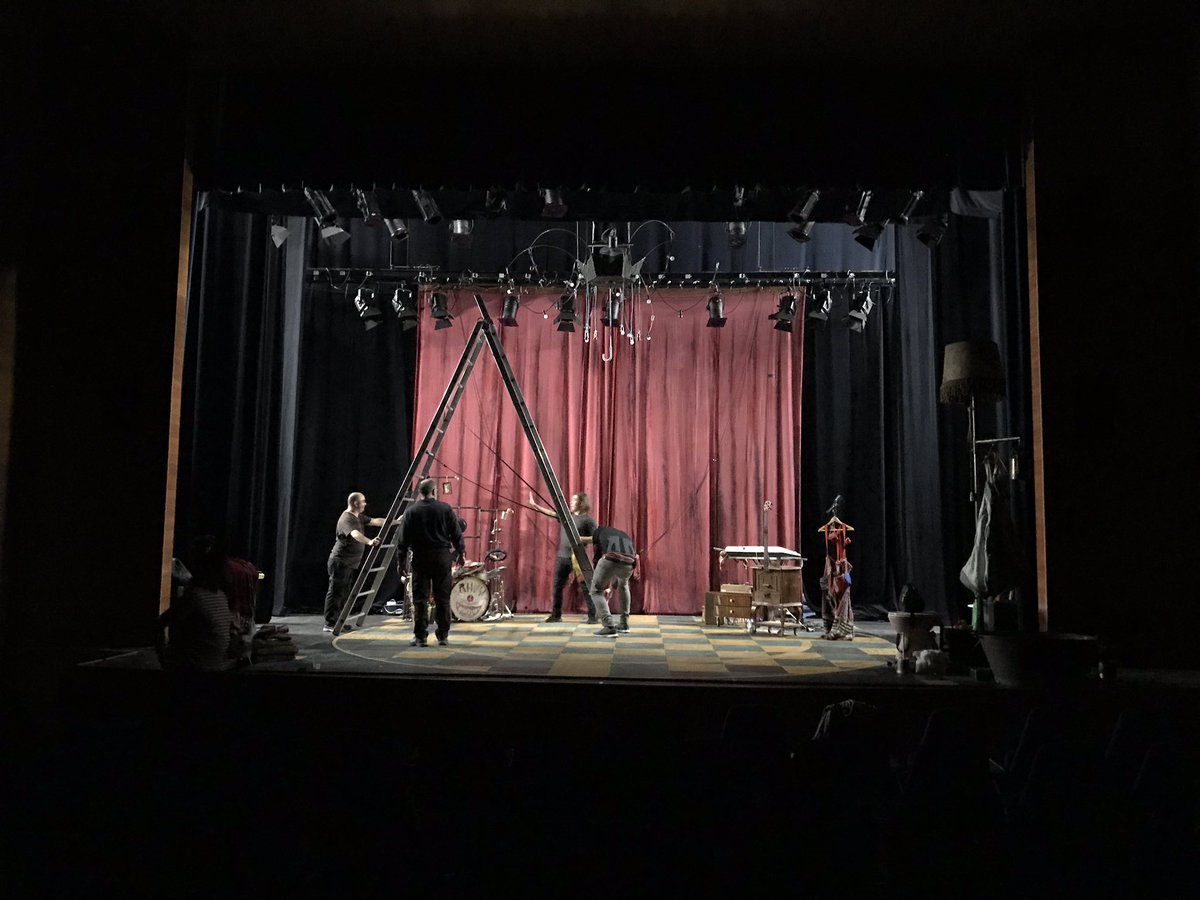 teatrearniches's tweet photo. “Rhümia”, a punt!!
#somfamília #somcirc #somteatrearniches
—-
@generalitat @teatrearniches @GVAivc https://t.co/eHFCQhBlVU