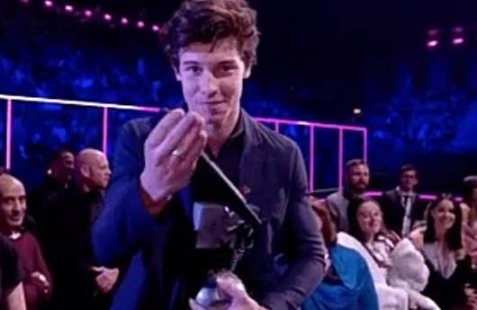 alone_never20's tweet photo. Pessoas: "Se você não para de falar desse tal de Shawn Mendes eu vou sair da sua vida"

Eu: https://t.co/w78YowY3iL