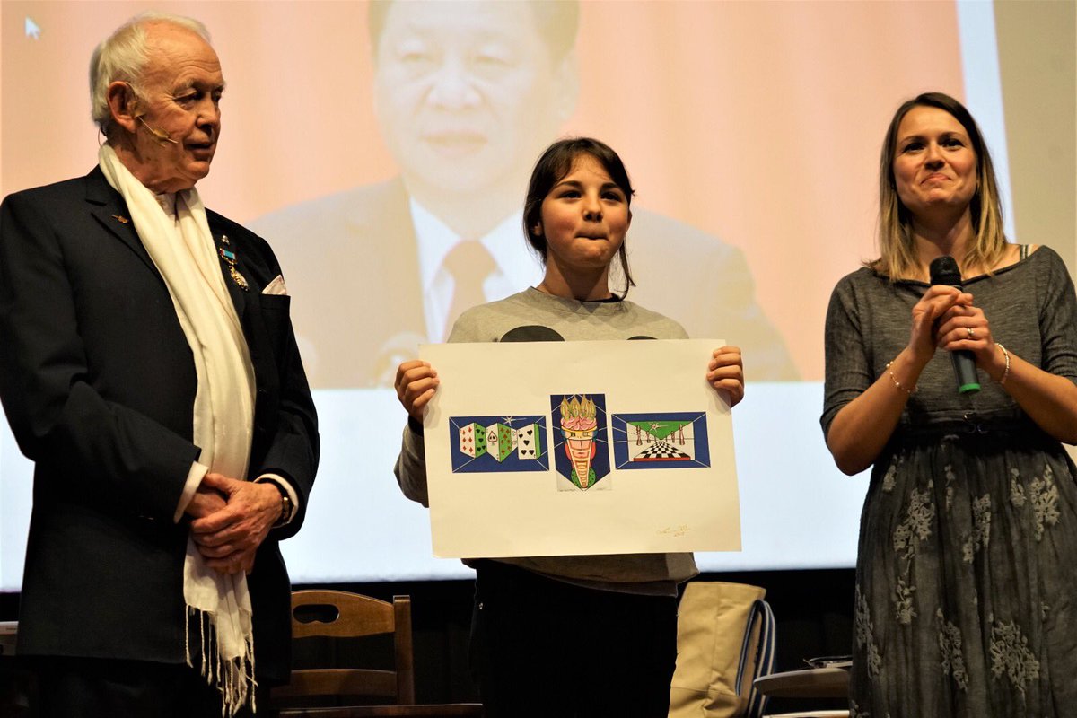 Tony_Buzan's tweet photo. At the end of the Creative Kids Event, a #MindMapGirl, #Andra, was awarded by the sponsor #CinziaLombardi of #TacchificioZanzani, with a beautiful work of Art. The Triptych is a print from The Artist who inspired the use of colours & images in Mind Maps: #LorraineGill. #Andra... https://t.co/4Cm2hs0eRO