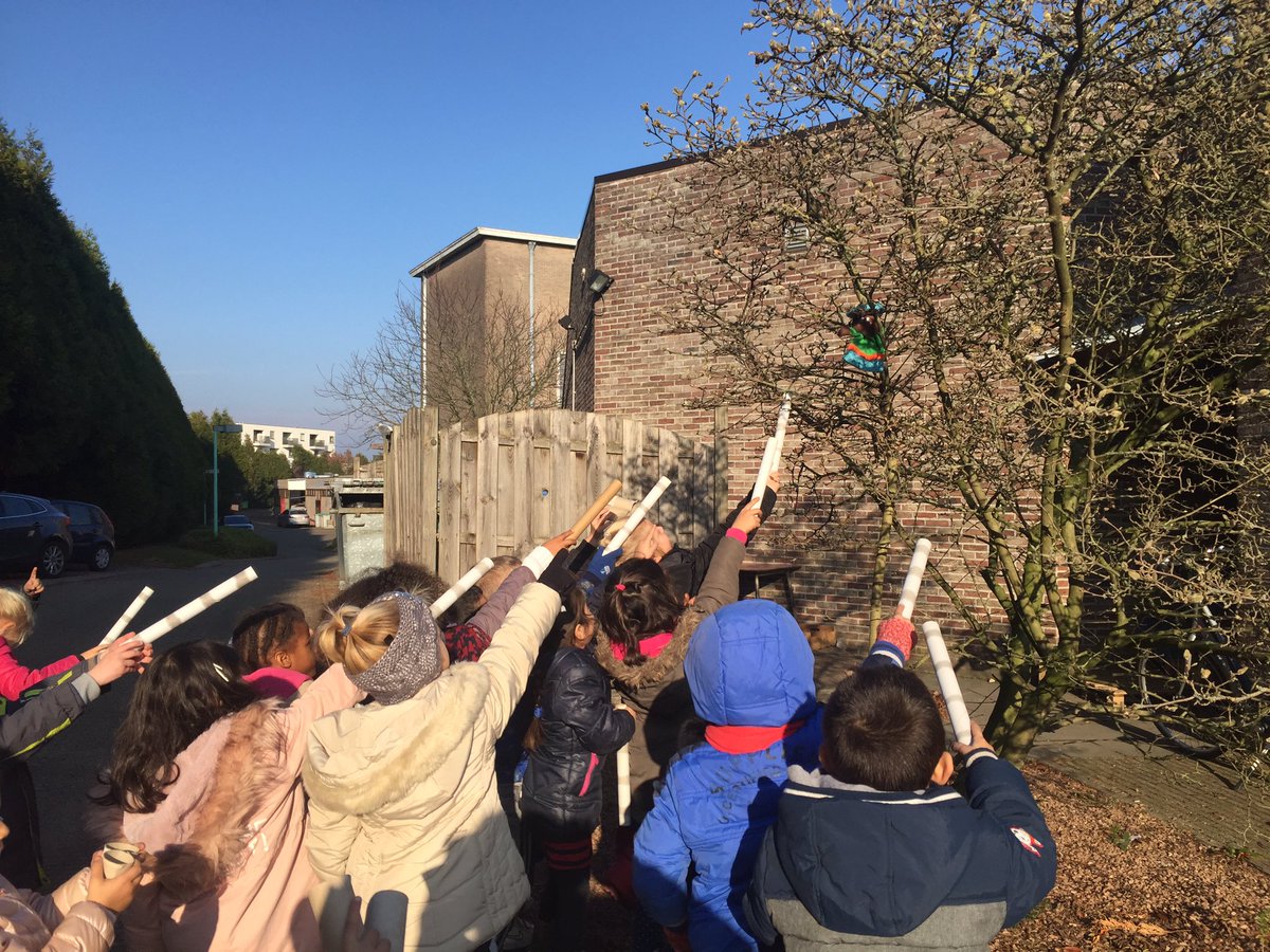 GoBiLijn's tweet photo. Ik zie, ik zie, wat jij niet ziet! Kleuters leren kijken door een verrekijker. Sint en Piet hebben bosdieren verstopt op school... @klasse_be @StadBilzen @GO_onderwijs https://t.co/bgjW0Ij4D4