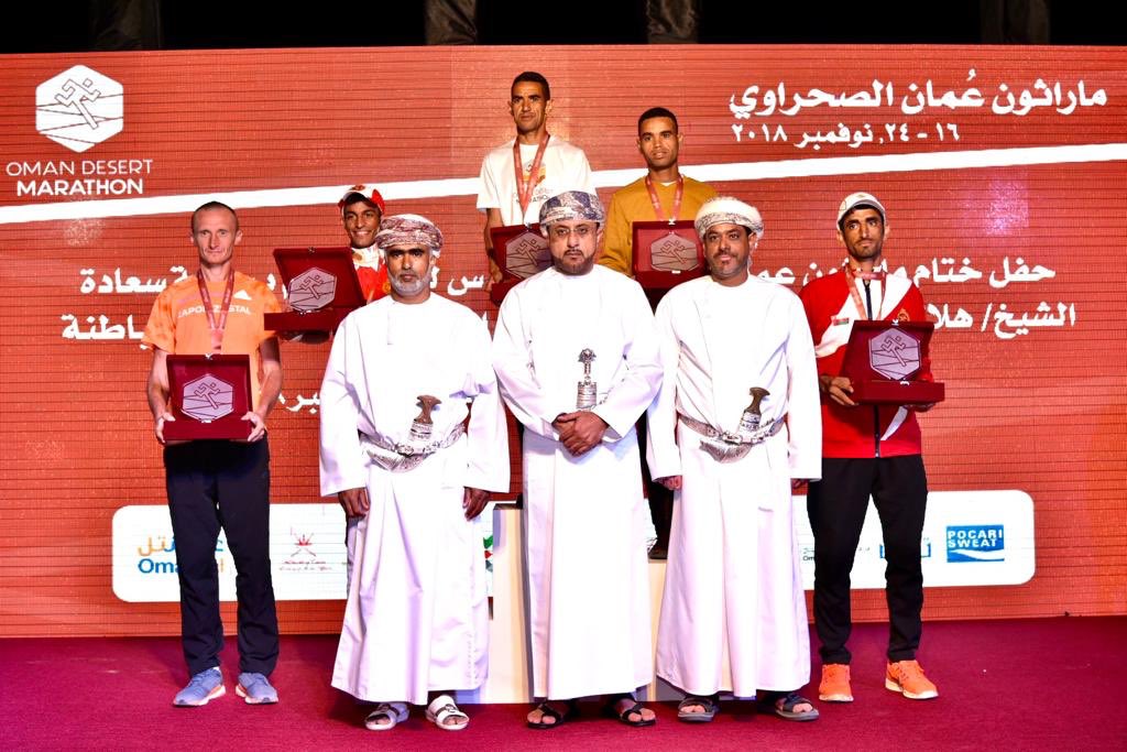 MarathonblogOM's tweet photo. صورة تذكارية للفائزين الخمسة الاوائل مع راعي الحفل #ماراثون_عمان_الصحراوي https://t.co/w4HH7PFgXB