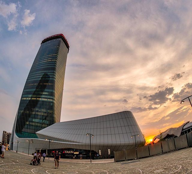 GiusMosca's tweet photo. La torre Hadid di Milanocitylife ripresa con il fisheye al tramonto. Che dite questa è una foto recente risposto alle ultime che avevo inserito?
.
.
#italia #milano #zahahadid #milanocity #italy #architecture #sunset #hadid #milanocitylife https://t.co/wHVEDCtJyX https://t.co/Cq3Wk64qKC