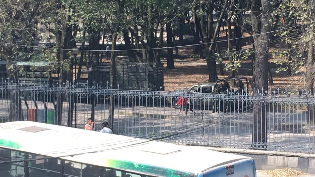 SM_Chapultepec's tweet photo. Increíble ❗️choferes de rutas piratas drogandose y bebiendo en el exparadero pte del #cetramchapultepec y la @SSP_CDMX solo los invita a retirarse. Hasta cuándo van a tener control ABSOLUTO con las concesiones a transporte público @CDMX_Semovi @CMenesesCDMX ? Ayuda @andreslajous https://t.co/RhgA8ltmZa