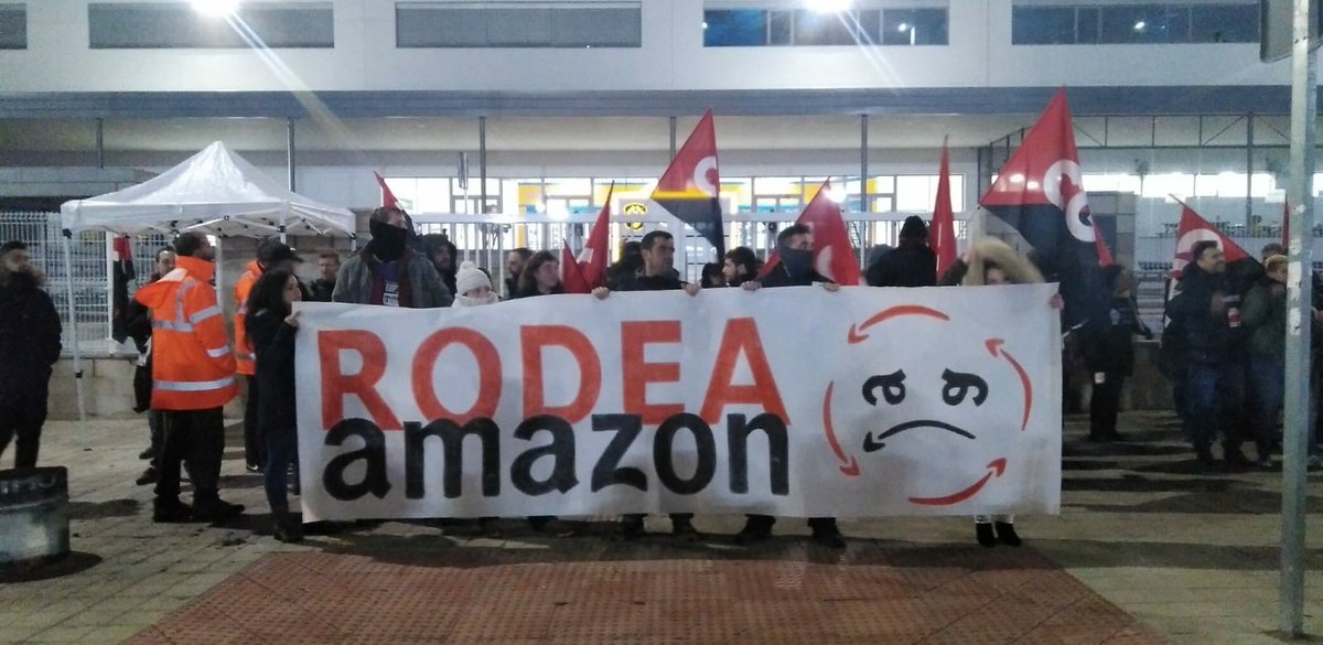 SindicaEstudian's tweet photo. 🔴 #HuelgaAmazon | Los y las compañeras del Sindicato de Estudiantes estamos con las y los trabajadores de @AmazonEnLucha en el #RodeaAmazon en defensa de unas condiciones laborales dignas.
¡Obreros y estudiantes, unidxs y adelante! #FelizFinde https://t.co/Qmw14MvxHs