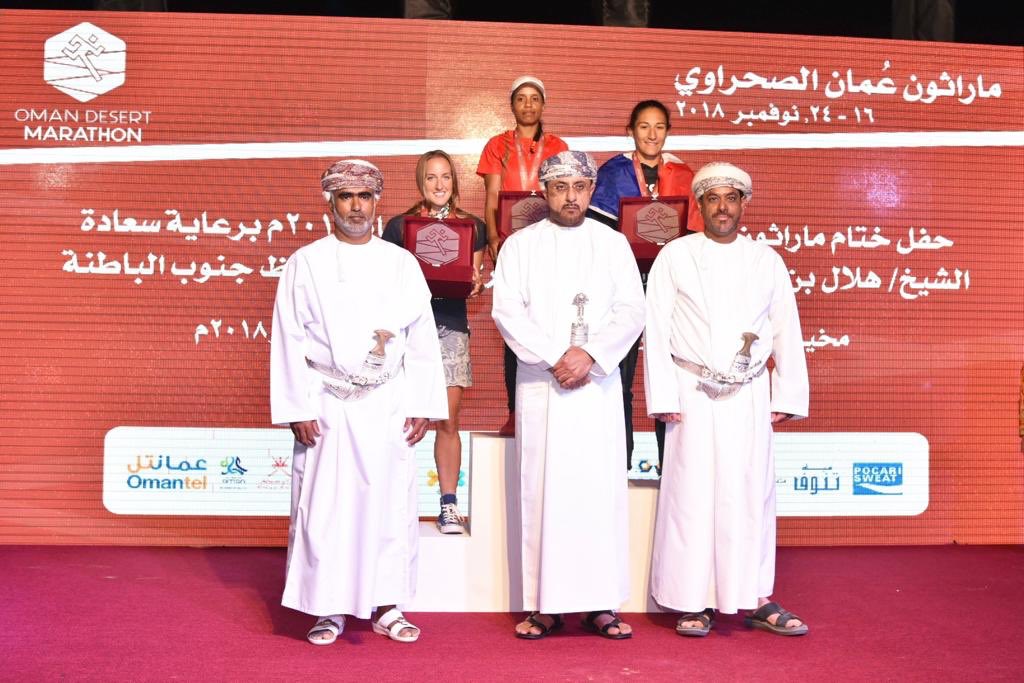 MarathonblogOM's tweet photo. صورة تذكارية للمتسابقات الثلاثة الاوائل مع راعي الحفل #ماراثون_عمان_الصحراوي https://t.co/2IddHaxaMM