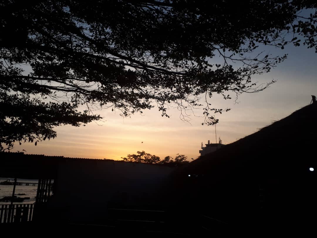 segadiallo's tweet photo. Coucher de soleil dans kaloum khouyi #FridayFeeling #FridayMotivation #esprit #onditpas #conakry #Guinée https://t.co/O6aMOwxxrV
