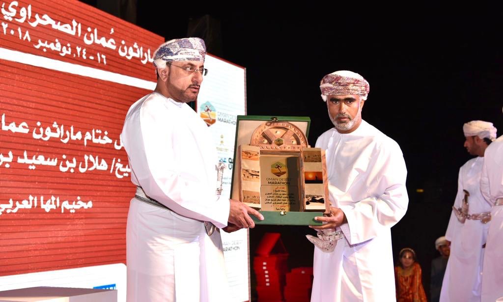 MarathonblogOM's tweet photo. هدية تذكارية لراعي الحفل #ماراثون_عمان_الصحراوي https://t.co/00DaD86W1L