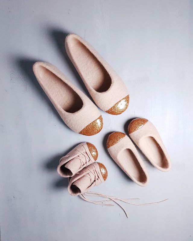 musiumuse's tweet photo. Glittery glittery glittery
#etsy #etsylithuania #slowfashion #handmadegift #feltedwool #dustyrose #likemotherlikedaughter #motheranddaughter #homeandliving #loungewear #etsyshopowner #slippers #purewool #filzschuhe #feltropantofole #veltinis #namuapranga #namai … https://t.co/XfAMtLFjDv