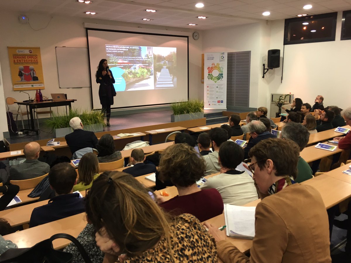BeneGranier's tweet photo. Soirée à l’@IAE_SMB  avec Isabelle Delannoy, coscénariste du film #Home, nous présente l’économie symbiotique. L’Intelligence collective pour s’emparer des projets de l’#EconomieCirculaire https://t.co/6dCvzuZG5u