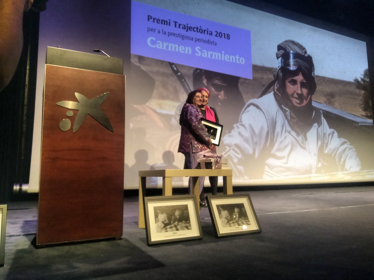 Emocionadas por el homenaje a <a href="/CarmenSarmient1/">Carmen Sarmiento</a> de manos de Rosa María Calaf. #premisADPC a toda una trayectoria profesional tan comprometida . En su discurso emplaza a #mujeresrtve a seguir luchando #NoNosCallaranCompañeras clama 💪💪💪 <a href="/ADPCdones/">Associació de Dones Periodistes de Catalunya</a>