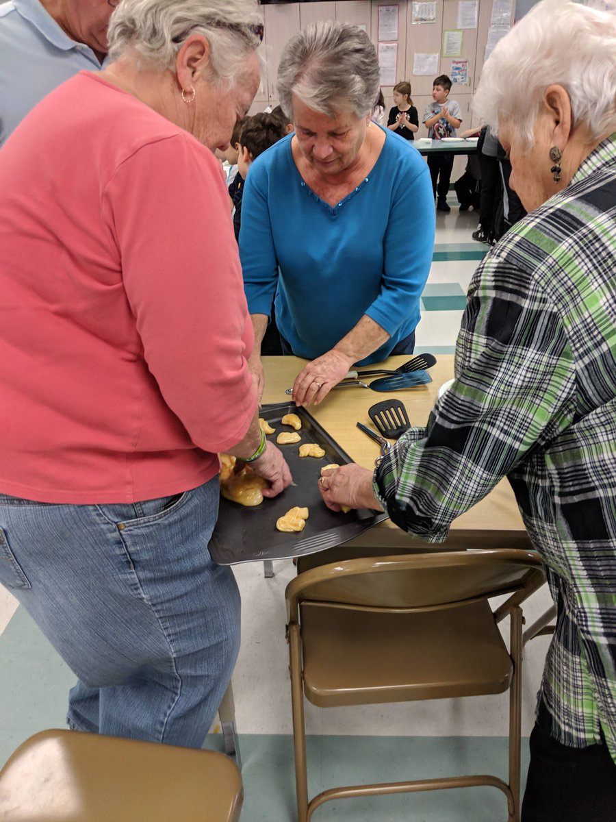 EECMgrACaron's tweet photo. Les élèves à MAC font la meilleure tire! Sainte-Marguerite Bourgeois explique aux élèves les origines de cette tradition. Merci aux parents et aux grand-parents qui sont venus aider! https://t.co/0hez3qoJ4T