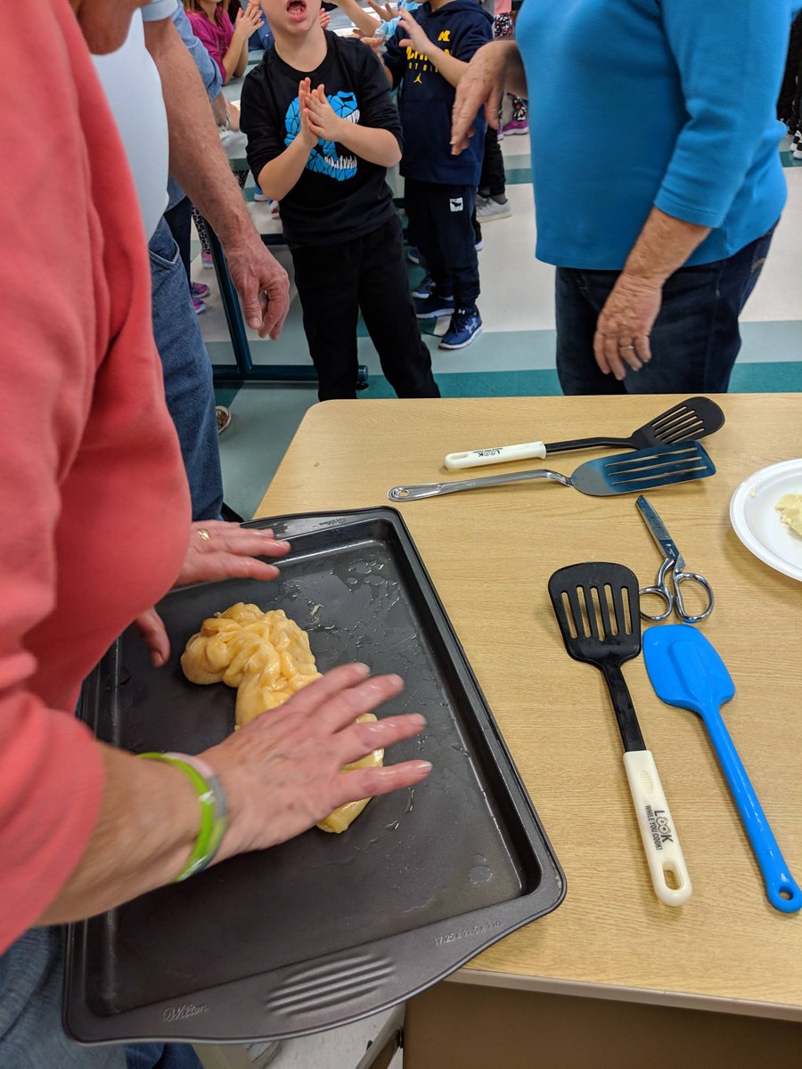 Les élèves à MAC font la meilleure tire! Sainte-Marguerite Bourgeois explique aux élèves les origines de cette tradition. Merci aux parents et aux grand-parents qui sont venus aider!