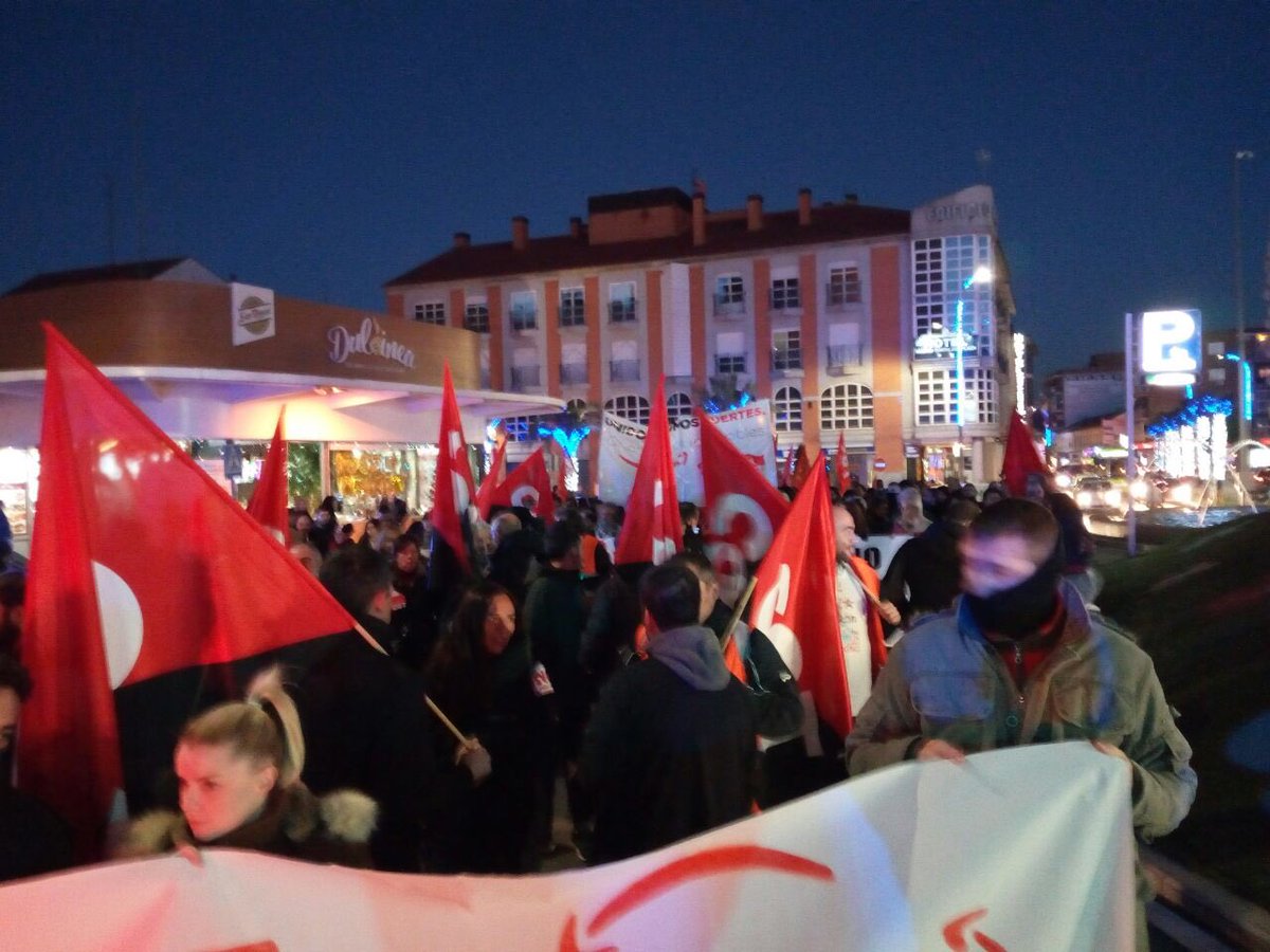 IU_Madrid's tweet photo. 📦Multitudinaria manifestación #RodeaAmazon en la #HuelgaAmazon por los derechos laborales de la plantilla de @AmazonEnLucha. Si nos tocan a una, nos tocan a todas #BoicotAmazon✊️ https://t.co/6C11uttYRY