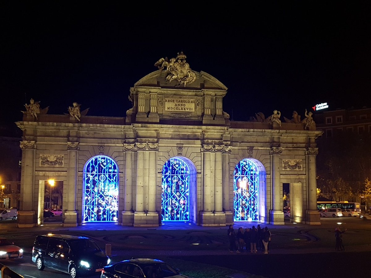 EMTmadrid's tweet image. Maravillosa Puerta de Alcalá  vista desde el #Naviluz 🎇