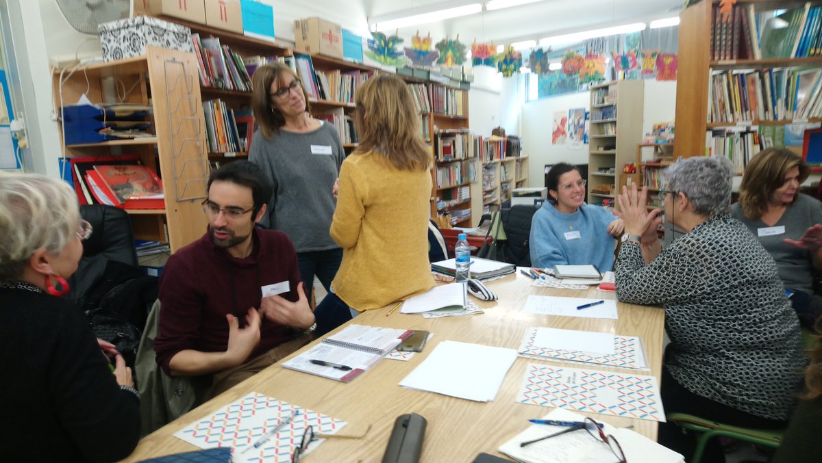 Begonya's tweet photo. Avui a l'Escola Nabí, ambient d'indagació, #Freinet conversa, amics crítics, intuïcions, #SpiralofInquiry preguntes molt productives, #DUA #7Principis #Veudelsalumnes Gràcies per acollir la #XxCanvi9 de #Xarxesperalcanvi https://t.co/Gu5NhD9V9K