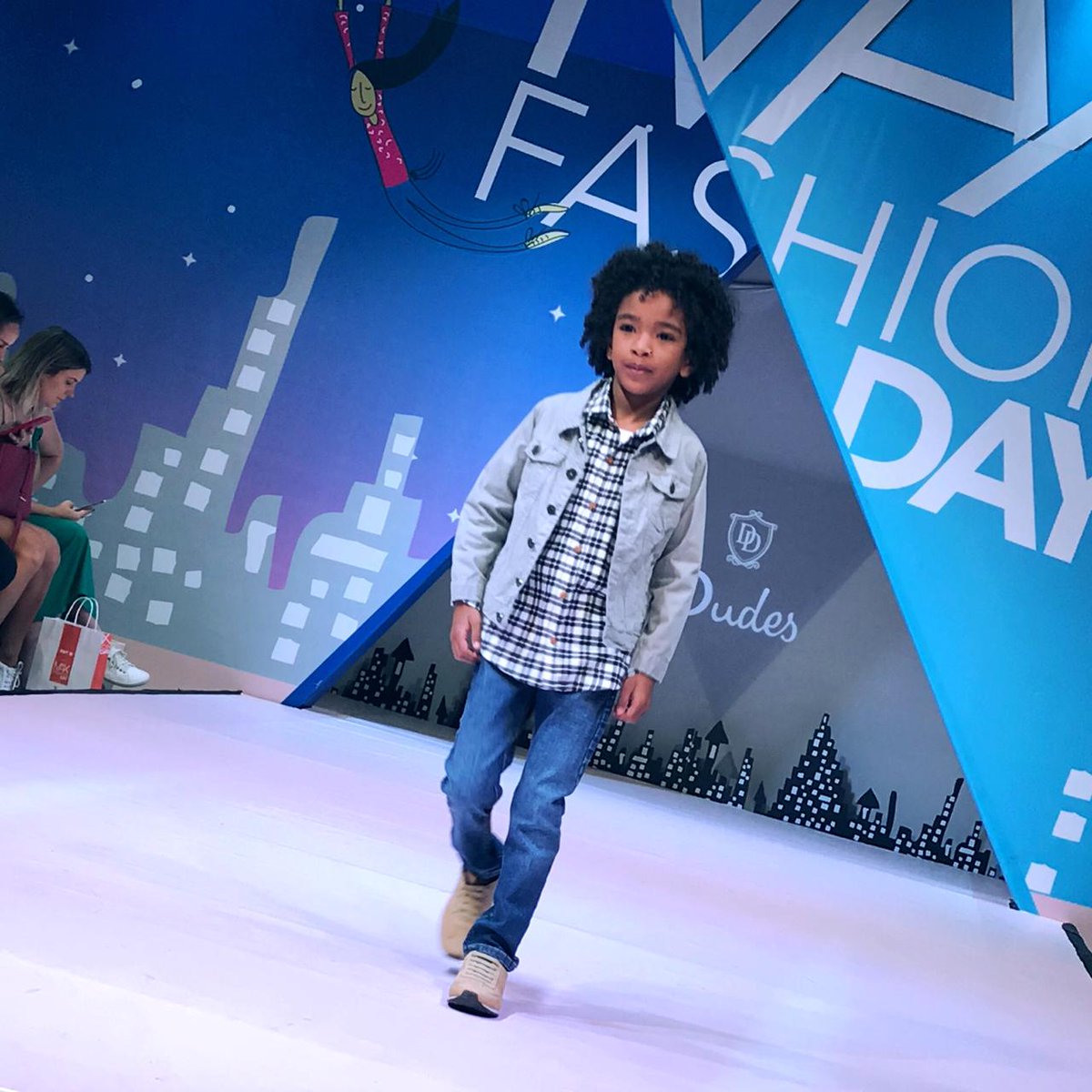 myagencyoficial's tweet image. Muito estilo e atitude para Dudes! 🎉🎊👊🏻

#MaxFashionDay #FeiraÓpera #MaxFama #MyAgency #Desfile #Tendências #Lançamentos #OutonoInverno #Modelos #Models #AgênciadeModelos #AgênciadeModelosInfantil #MelhorCastingdoBrasil