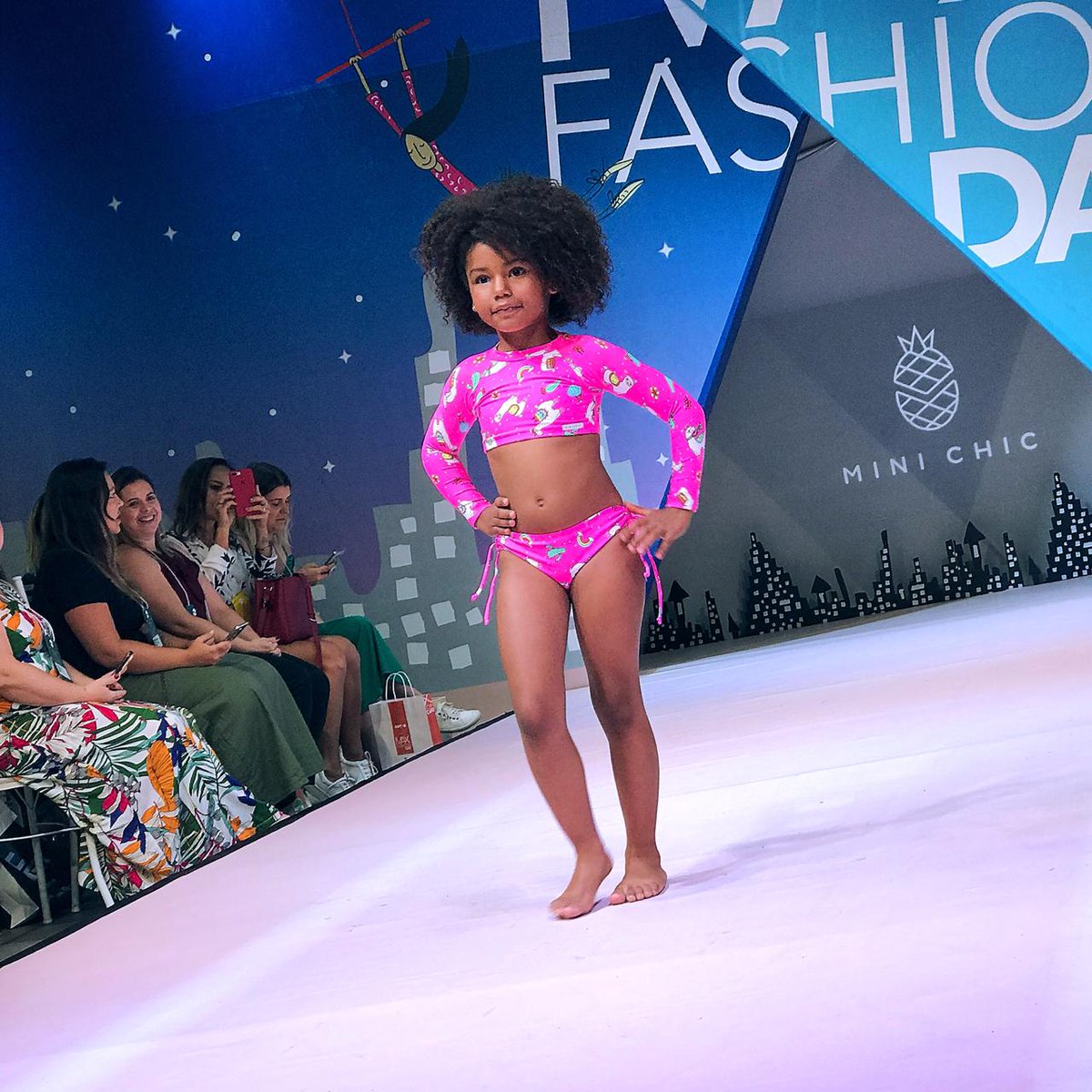 myagencyoficial's tweet image. Os looks da Mini Chic são incríveis 😍😍😍

#MaxFashionDay #FeiraÓpera #MaxFama #MyAgency #Desfile #Tendências #Lançamentos #OutonoInverno #Modelos #Models #AgênciadeModelos #AgênciadeModelosInfantil #MelhorCastingdoBrasil