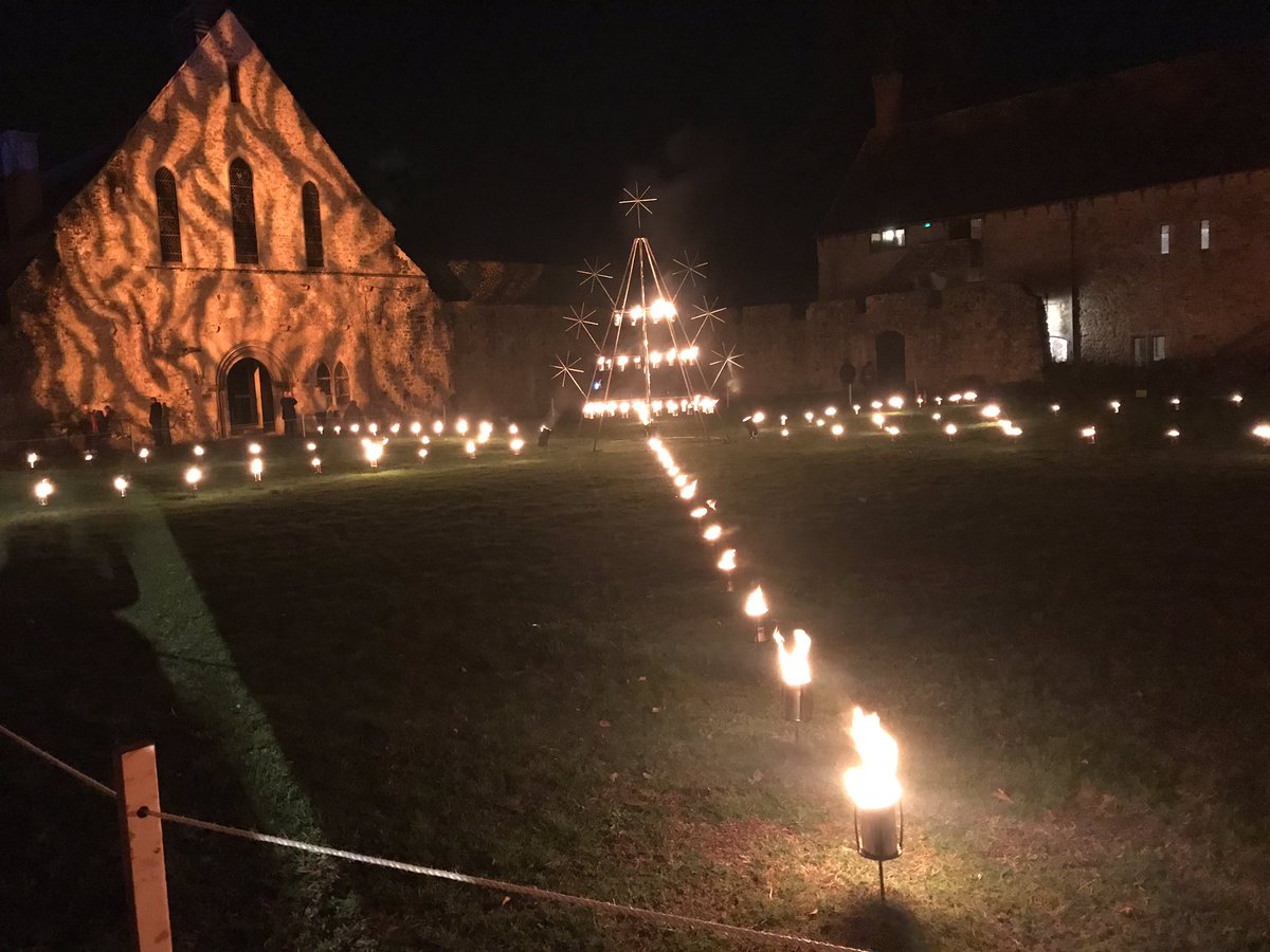 nigeb20's tweet photo. Enjoying the opening event of the @Beaulieu_Hants lights. Thanks for the invite to allow @safferys to join in. https://t.co/2RiPzOkUyk