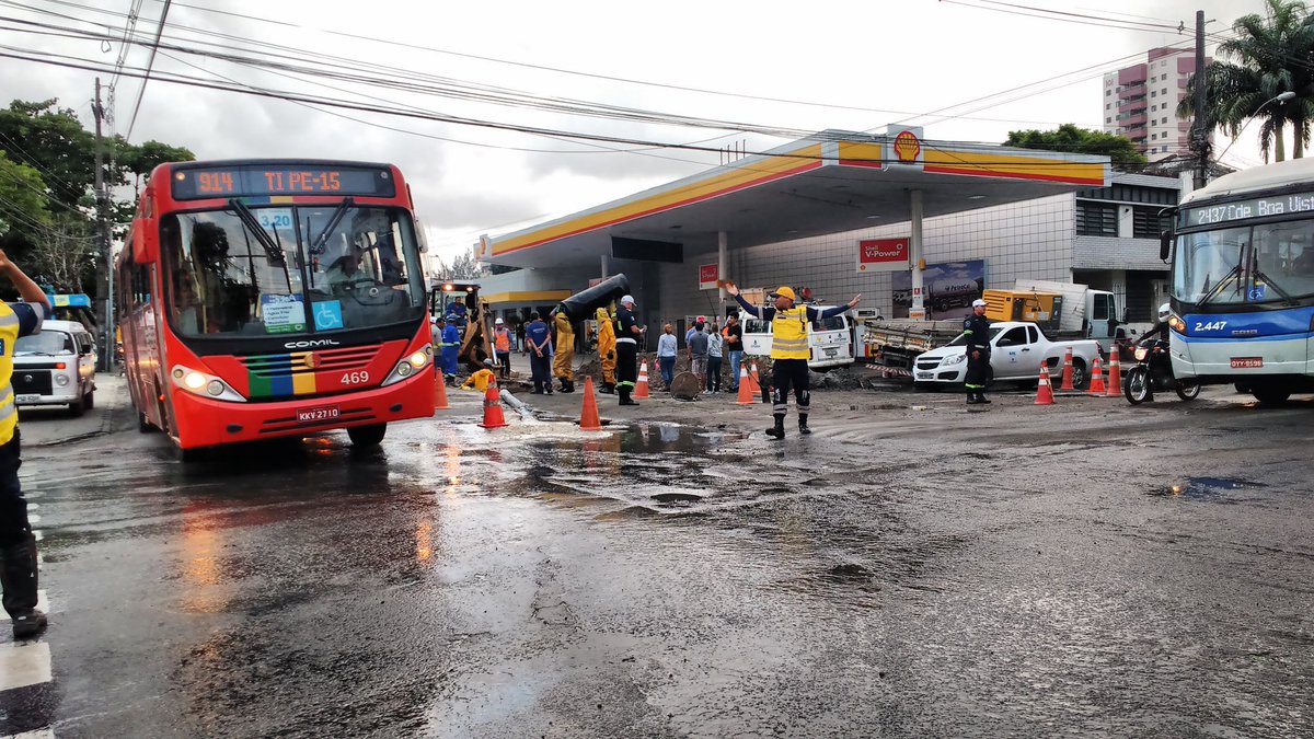 TorreNoticias's tweet photo. #QuartaVez A @compesa remarcou para esta sexta-feira (23) a #normalização do fornecimento de água no bairro da Torre (e+13 da zona oeste do Recife). Segundo a empresa, a obra na rua Benfica c/ Estrada dos Remédios seria concluída, até 4h de hj, com a volta da água, em seguida.🤔 https://t.co/pm3G67qz0t