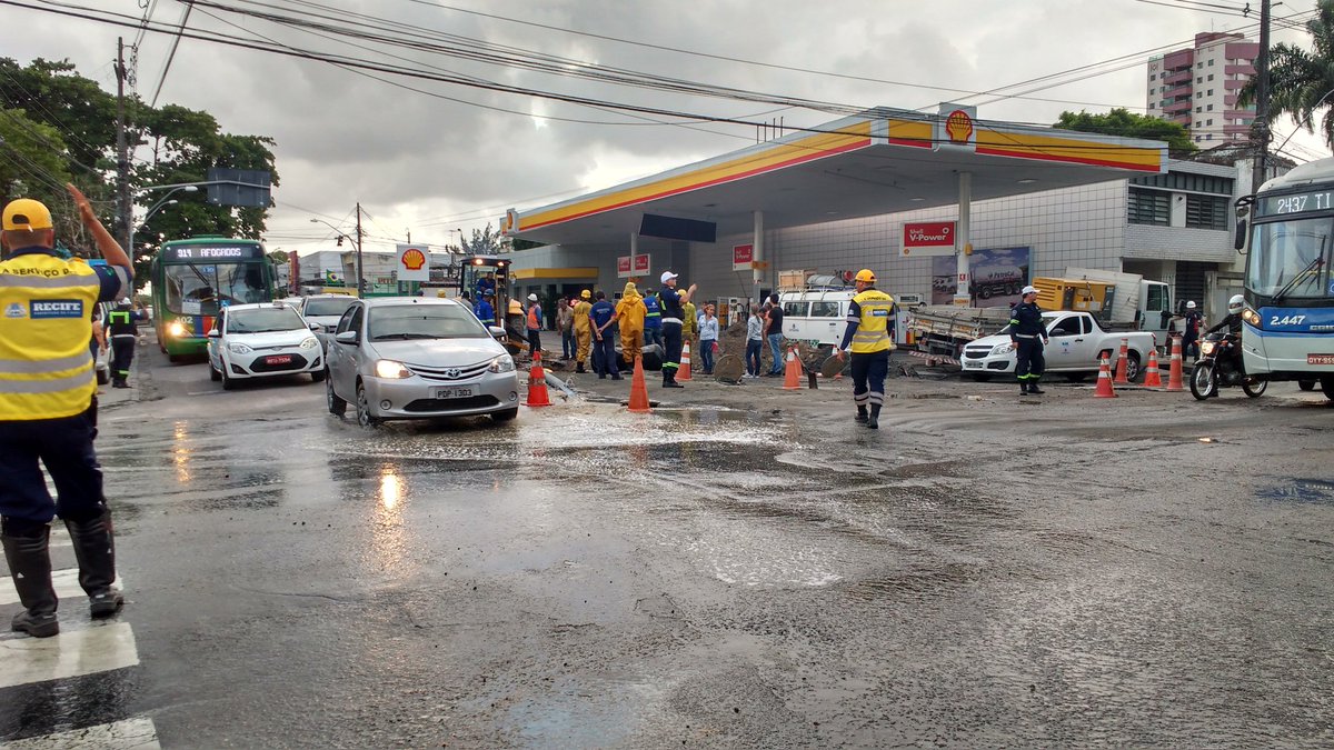TorreNoticias's tweet photo. #QuartaVez A @compesa remarcou para esta sexta-feira (23) a #normalização do fornecimento de água no bairro da Torre (e+13 da zona oeste do Recife). Segundo a empresa, a obra na rua Benfica c/ Estrada dos Remédios seria concluída, até 4h de hj, com a volta da água, em seguida.🤔 https://t.co/pm3G67qz0t