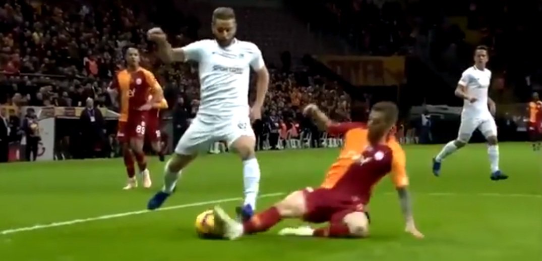 FAUL BİLE OLMAYAN POZİSYONDA KONYASPOR PENALTI KAZANIYOR, SERDAR AZİZ KIRMIZI KART GÖRÜYOR! ALLAH BELANIZI VERSİN...