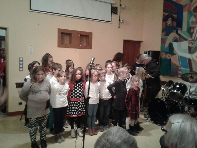 Des élèves de l'école élémentaire de Champlitte chante la Grande Guerre avec Clémentine et Léon d Yves Duteil. Bravo !