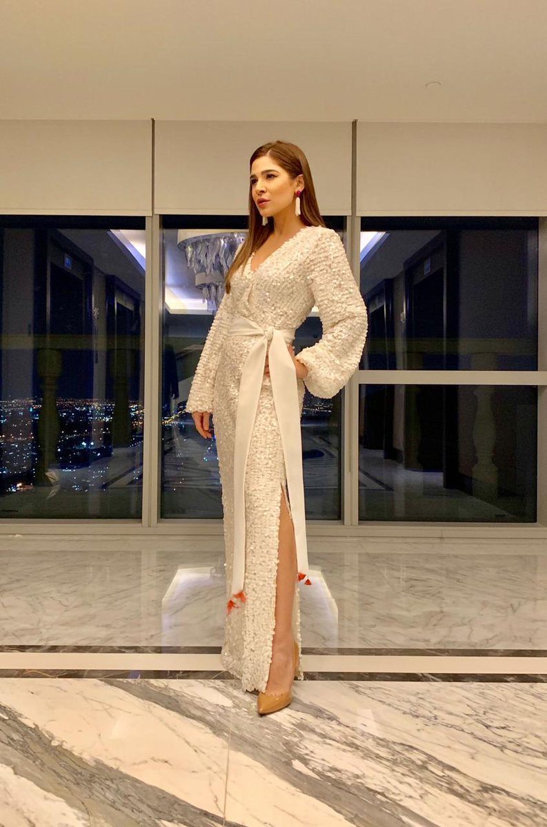 LollywoodSS's tweet photo. Glam Alert โจโจ #AyeshaOmar has us spellbound in #MarinaQureshi alluring dress ๐ courtesy style guru #RaoAliKhan for being spot on with the look @AyeshaMOmar #T10CricketLeague #Host #Actor #Celebrity #Pakistan #WheninUAE #StyleIcon https://t.co/IbLVmraF6w