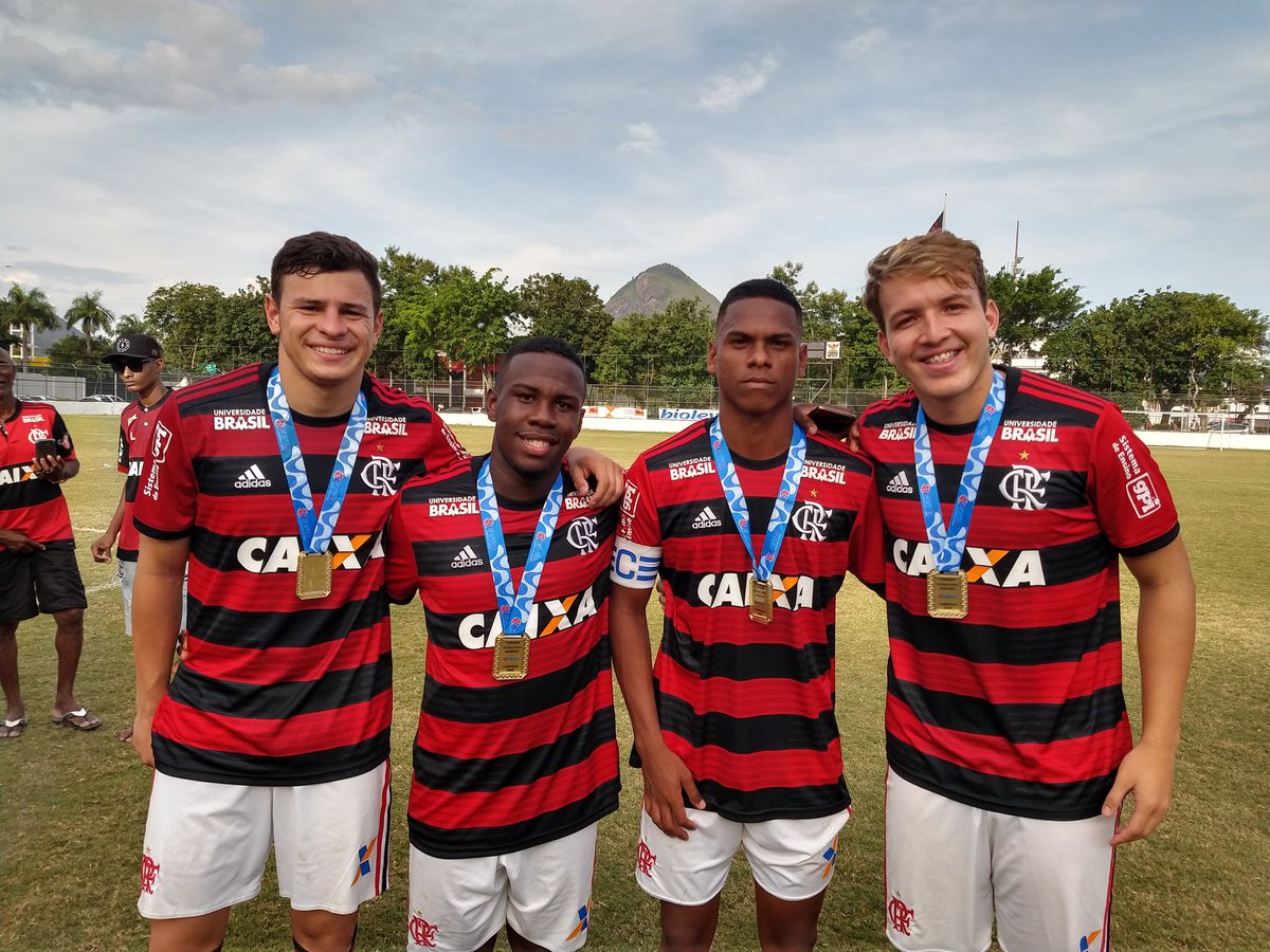 venecasagrande's tweet photo. A foto dos quatro jogadores que se despedem da base para serem atletas do profissional do Flamengo em 2019. Da esquerda para a direita: Hugo, Klebinho, Lucas Silva e Matheus Dantas. #colunadofla https://t.co/Y9jkWTDM8b