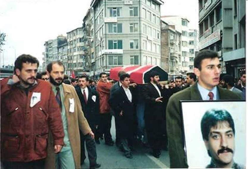 #ÜlkücüŞehit Kayhan Hakan IŞIK
( 22 Kasım 1993 ) İstanbul / Rabbim mekânını Cennet eylesin abi...

#ÜlkücüŞehit Kayhan Hakan IŞIK’ın teröristler tarafından Erenköy Ülkü Ocaklarına atılan bombanın üzerine kapanıp göğsünü Ülküdaşlarına siper ederek şehit olduğunu biliyor musunuz ?