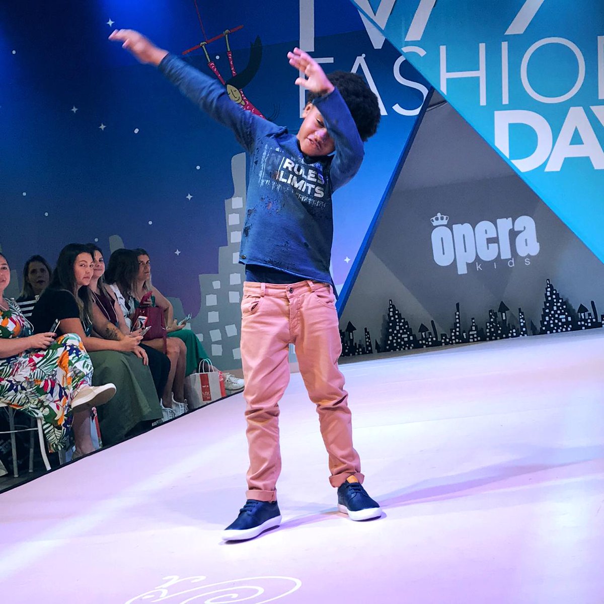 tessmodelskids's tweet image. Para encerrar o desfile das 15h, temos a @operakids! E eles arrasaram, como sempre ❤

#MaxFashionDay #FeiraÓpera #MaxFama #TessModelsKids #Desfile #Tendências #Lançamentos #OutonoInverno #Modelos #Models #AgênciadeModelos #AgênciadeModelosInfantil #MelhorCastingdoBrasil