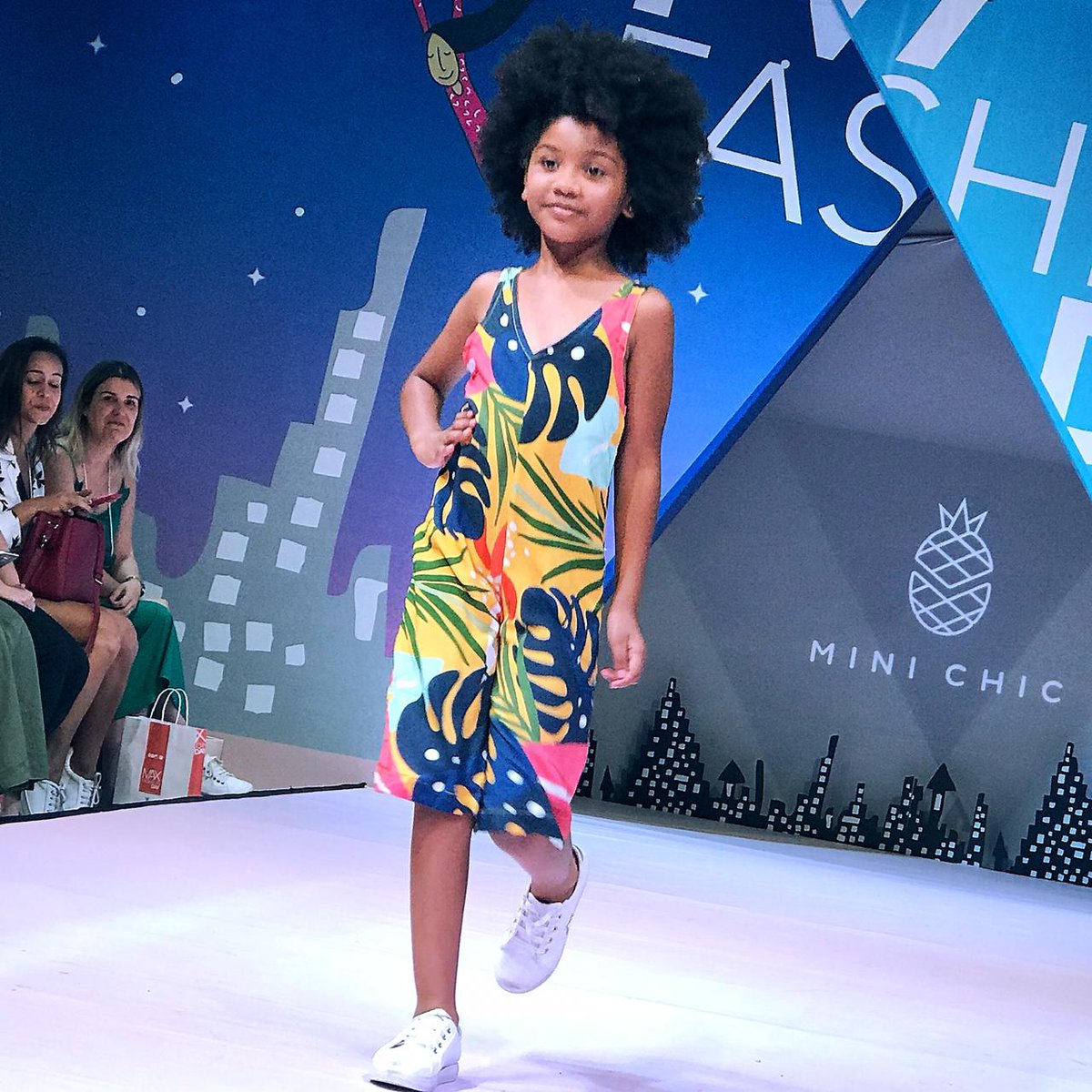 SNTVKids's tweet image. Os looks da @useminichic são incríveis 😍😍😍

#MaxFashionDay #FeiraÓpera #MaxFama #MyAgency #Desfile #Tendências #Lançamentos #OutonoInverno #Modelos #Models #AgênciadeModelos #AgênciadeModelosInfantil #MelhorCastingdoBrasil