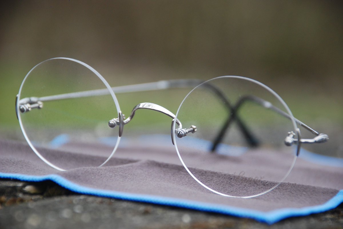 Welche Brille zu welcher Gesichtsform?

Liest unseren neuesten Eintrag auf unserem blog
brillen-information.de/brille-kaufen-…