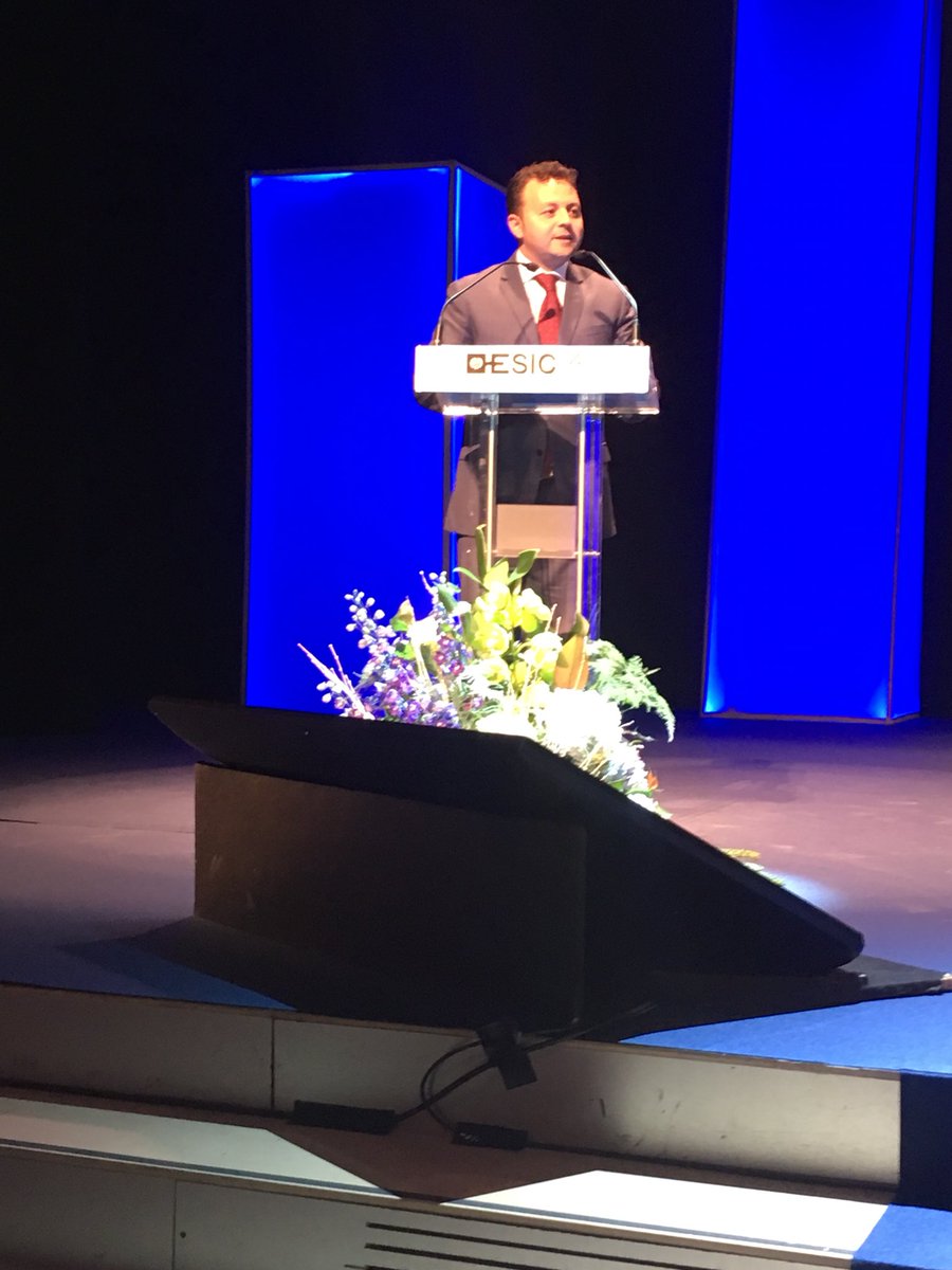 esiczaragoza's tweet photo. El director general de @ESICEducation @edugomartin  toma ahora la palabra para proceder a la clausura de la #graduaciónEsic 2018 “vais a formar la mayor red de profesionales del marketing” Es un momento importante para @ESICEducation marcado por la #TransformacionDigital https://t.co/aqYQbQfOD1