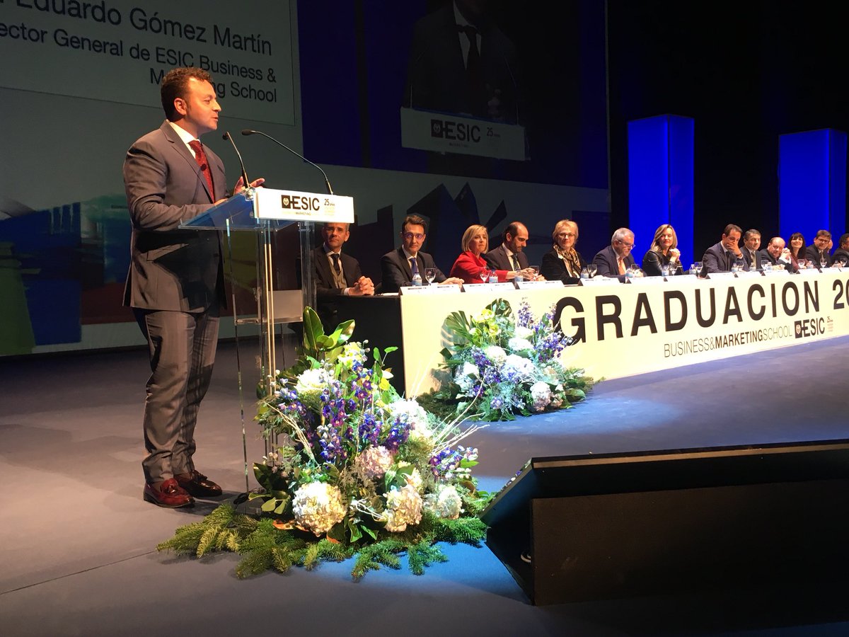 esiczaragoza's tweet photo. El director general de @ESICEducation @edugomartin  toma ahora la palabra para proceder a la clausura de la #graduaciónEsic 2018 “vais a formar la mayor red de profesionales del marketing” Es un momento importante para @ESICEducation marcado por la #TransformacionDigital https://t.co/aqYQbQfOD1
