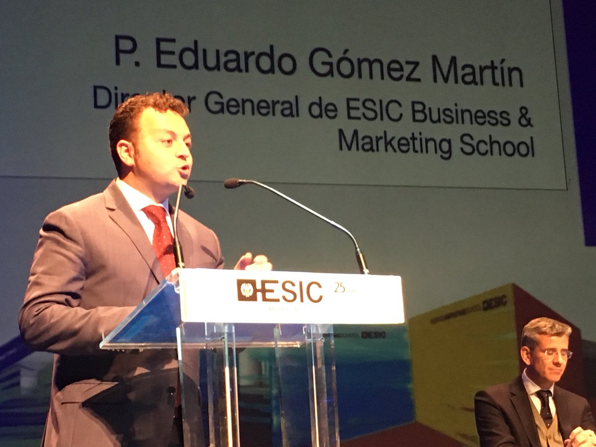 esiczaragoza's tweet photo. El director general de @ESICEducation @edugomartin  toma ahora la palabra para proceder a la clausura de la #graduaciónEsic 2018 “vais a formar la mayor red de profesionales del marketing” Es un momento importante para @ESICEducation marcado por la #TransformacionDigital https://t.co/aqYQbQfOD1