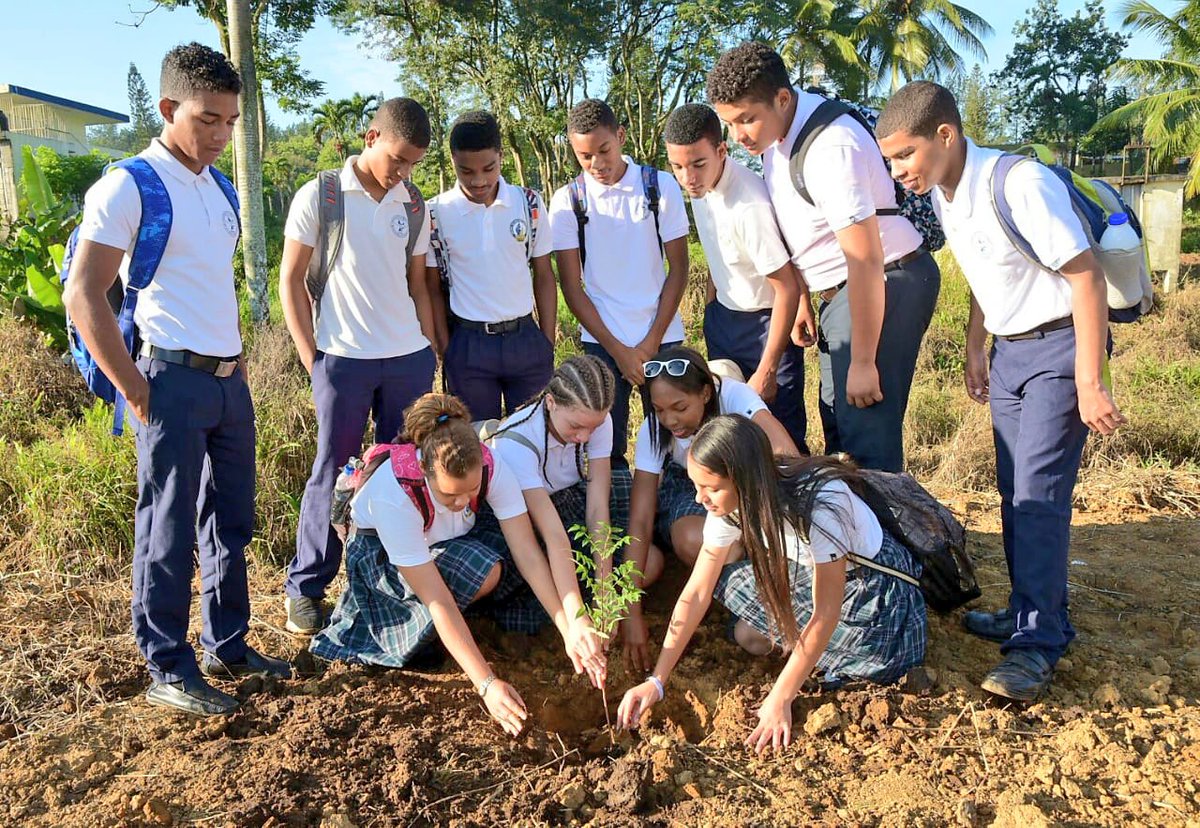 DomingoCG1's tweet photo. Hoy la provincia Monseñor Nouel ha sido el escenario de la puesta en funcionamiento de diversas iniciativas gubernamentales de gran impacto social.  Agradecemos tanta hospitalidad. 
#AvanzaRD
#SiempreConLaGente https://t.co/NNpXrWx7Oc