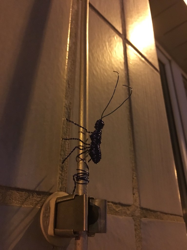 M33r35br4ut's tweet photo. Auf dem Weg zur Ausstellung von #üushyourcrew erstmal ein paar Ameisen dsgelassen.. #Streetart #wireant https://t.co/WbOOS2xBeR
