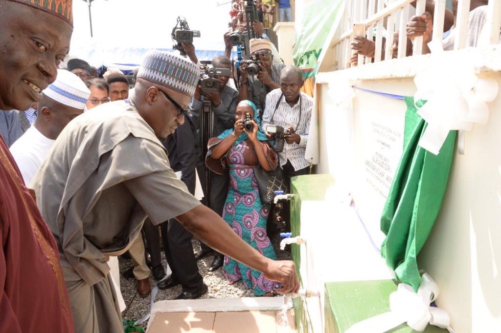 GovernorAtunwa's tweet photo. @Atunwa_1: Earlier today, I joined His Excellency Governor @AbdulfataAhmed as he commissioned the Ilorin Metropolis Water Distribution Network, to provide #water to 48,000 homes in the metropolis.
#Kwara1st #MarketKwara #ForwardEver #DevelopKwara #Atunwa2019 #IncomingGovernor https://t.co/9fhAtXewGe