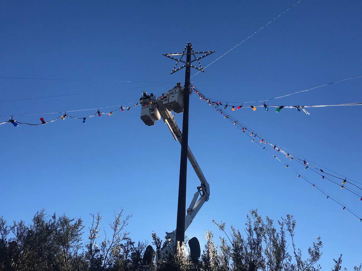 apsFYI's tweet photo. Each year, APS employees partner with the City of Williams and the Lions Club to light up the mountainside tree and star. Here are our crews replacing bulbs to ensure all is merry and bright for Saturday night’s tree lighting. https://t.co/DtFxSsBOEx 
@VisitWilliams https://t.co/KWu6pzrLBx