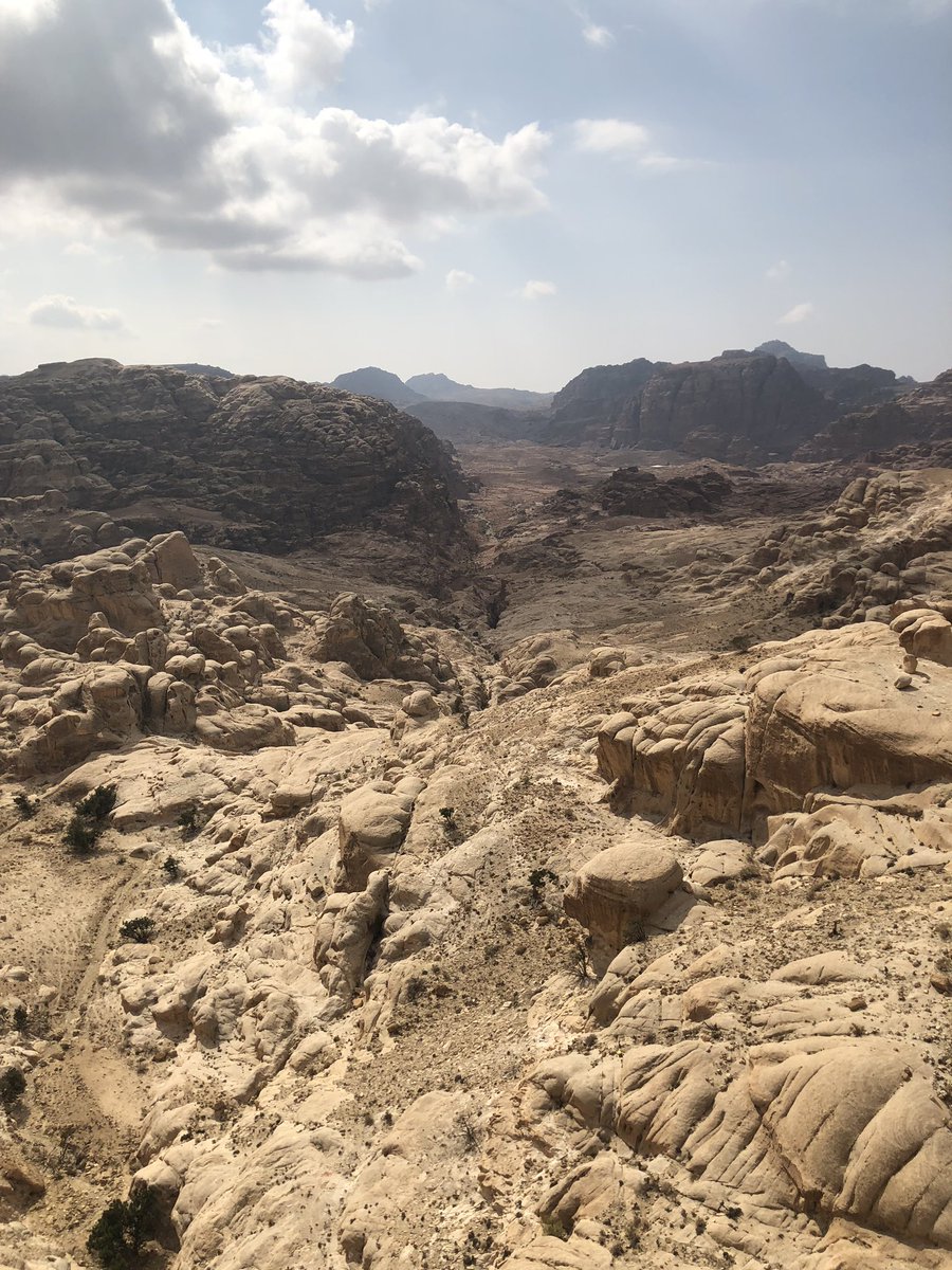 mochilerostv's tweet photo. Por esta angosta carretera hemos descubierto panorámicas 📸😍Perdida entre tantas rocas: #Petra. Pero eso será otro día.
#Belander @SonyEspana #RX100vi #MTVJordania #ViajarLibres #VisitaJordania #mochileros #VisitJordan https://t.co/0LQtuy6Ho7