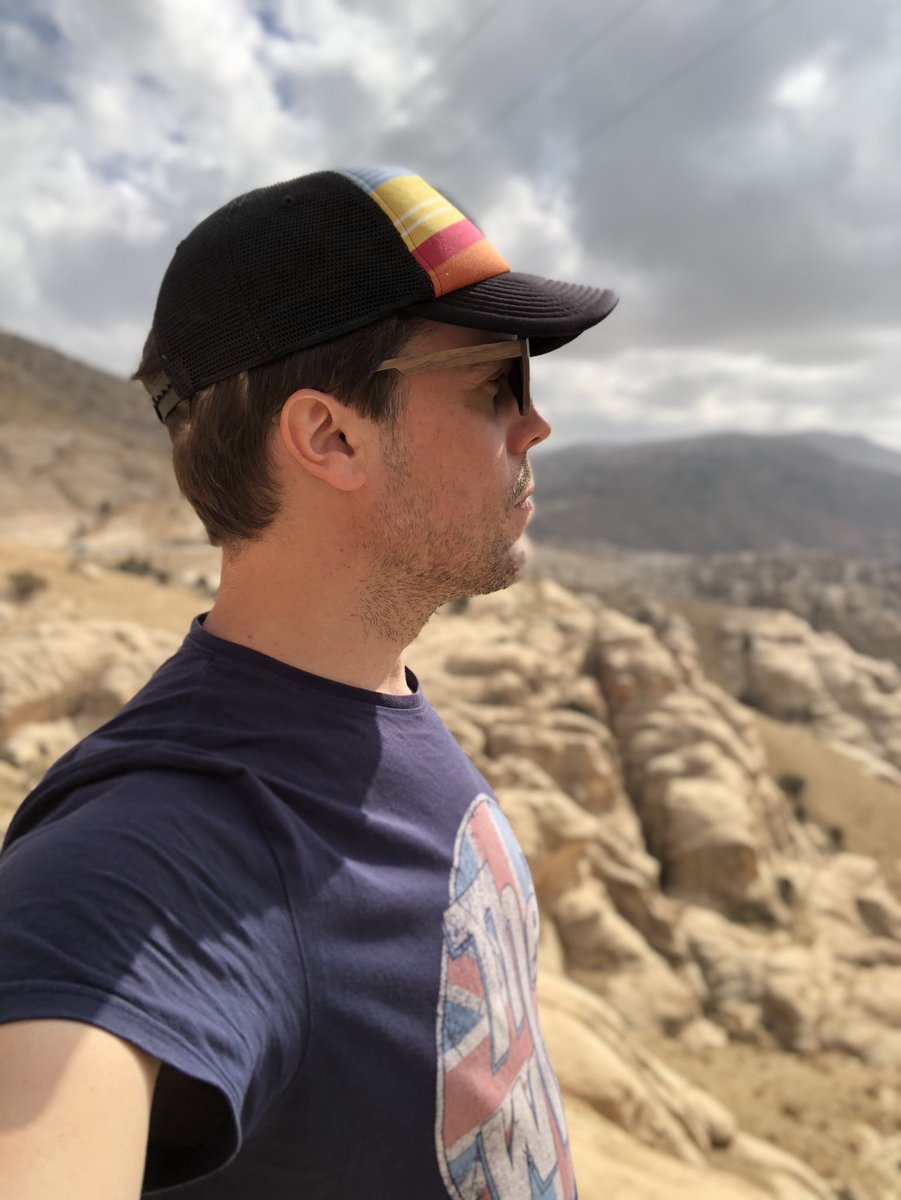 mochilerostv's tweet photo. Por esta angosta carretera hemos descubierto panorámicas 📸😍Perdida entre tantas rocas: #Petra. Pero eso será otro día.
#Belander @SonyEspana #RX100vi #MTVJordania #ViajarLibres #VisitaJordania #mochileros #VisitJordan https://t.co/0LQtuy6Ho7