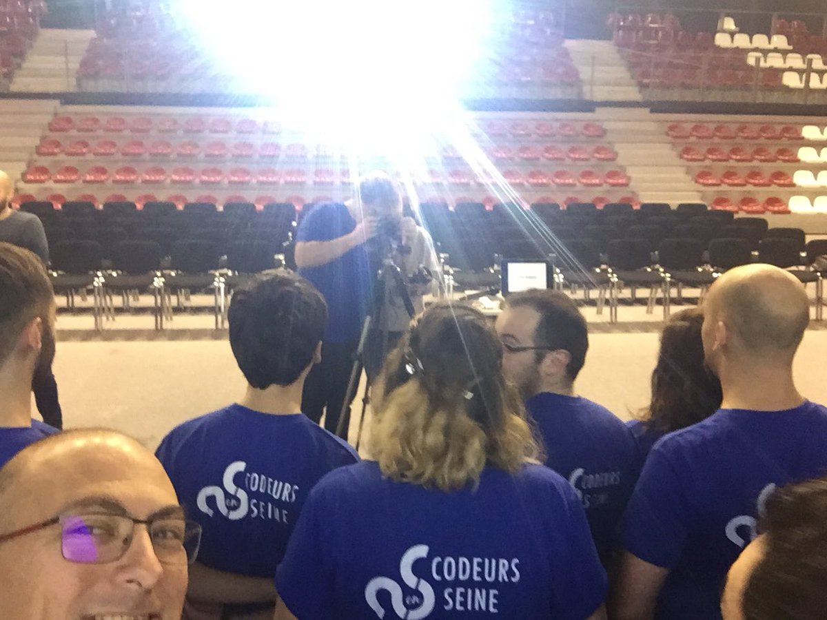 finalspy's tweet photo. Je ne crois pas avoir remercié notre #photographe #officiel j’ai nommé @zigazou dont l’aura lumineuse le ferait presque passer pour un ange 😇 merci Frédéric ! #Codeurs2018 https://t.co/PHwF9FtyQx