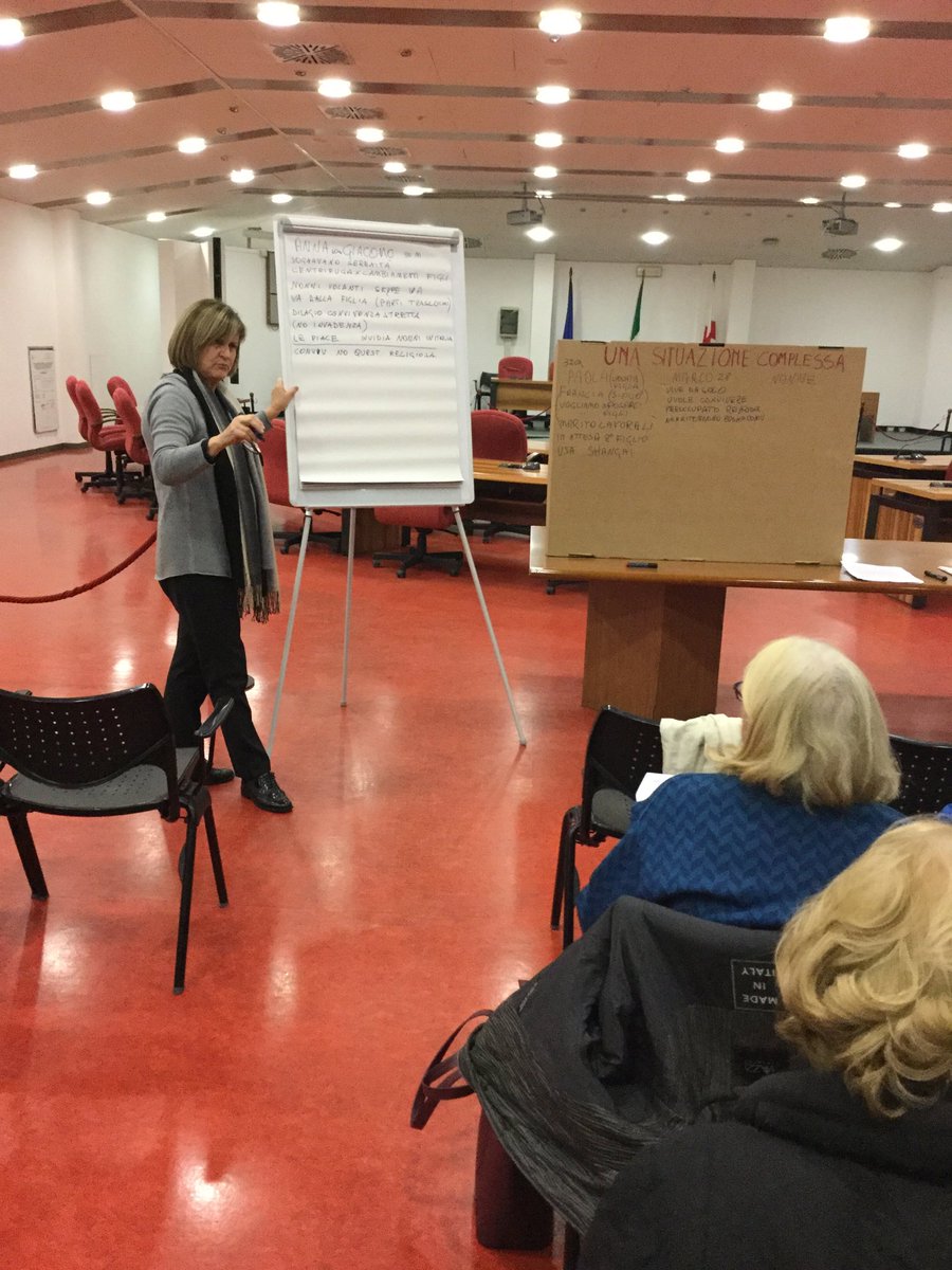 corsioeffe's tweet photo. Una lavagna di cartone per la Terza tappa  del progetto nuove famiglie nuovi anziani con il case study utilizzato nei corsi di #orientamento familiare . Moderatrice Smart Gianna Bongiorni https://t.co/MMEnx0uZ3H
