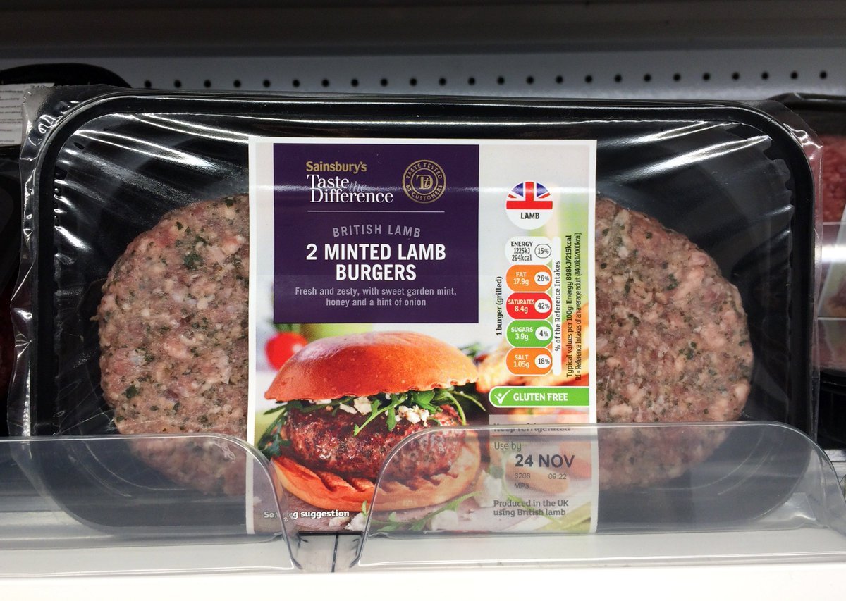 ScarlakensV's tweet photo. Petit tour curieux dans le rayon #viande de trois grandes surfaces britanniques (1/9). Haché d'#agneau à la menthe classique (9,97€/kg) et en brochette. #innovation https://t.co/8vYsN2xJHh