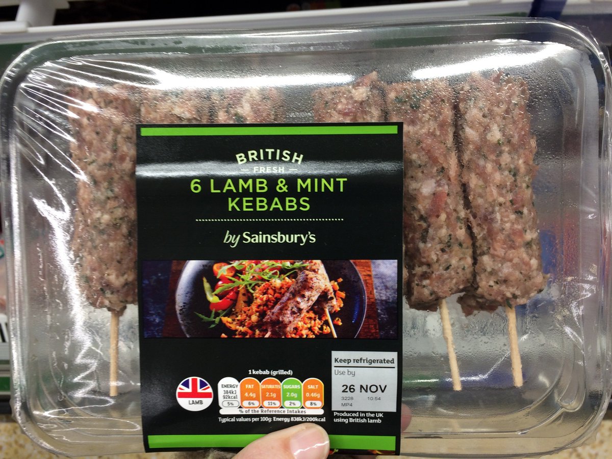 ScarlakensV's tweet photo. Petit tour curieux dans le rayon #viande de trois grandes surfaces britanniques (1/9). Haché d'#agneau à la menthe classique (9,97€/kg) et en brochette. #innovation https://t.co/8vYsN2xJHh