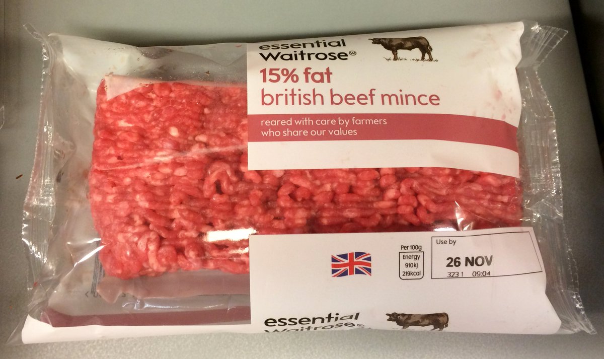 ScarlakensV's tweet photo. Petit tour curieux dans le rayon #viande de trois grandes surfaces britanniques (3/9). Une solution pour réduire l'emballage. Ça semble costaud (heureusement!). https://t.co/WGks85gEDR