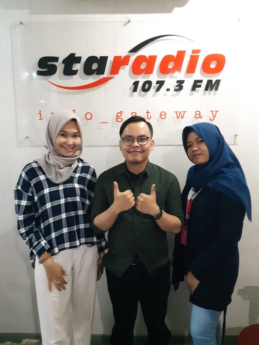 ayutri's tweet photo. Talkshow seruuu @STARADIO1073 with ninoy n dilia ngebahas ttg iflix, hooq dan catchplay #livingthetelkomwaytangerang #livingthetelkomwaytreg2 https://t.co/0ewynvqqV2